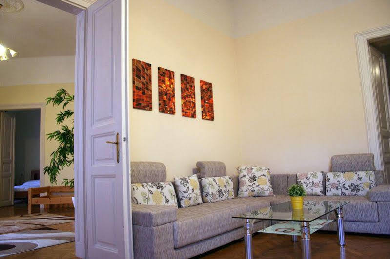 Walking Bed Budapest Downtown Hostel Exterior photo